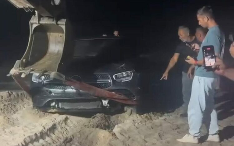 Kandıra’da otomobil denize girdi