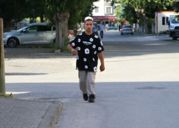 Serebral palsili Mahmut, her gün 1,5 kilometre mesafedeki camiye gidip geliyor