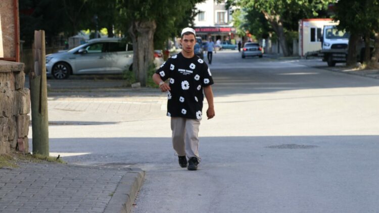 Serebral palsili Mahmut, her gün 1,5 kilometre mesafedeki camiye gidip geliyor