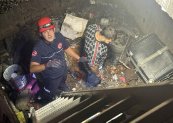 İnşaat halindeki binada çukura düştü, itfaiye kurtardı
