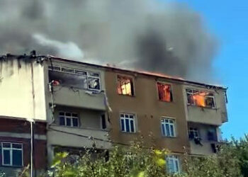 Avcılar'da 5 katlı binanın çatısında çıkan yangın 2 daireye sıçradı