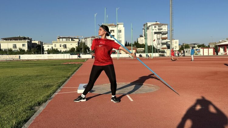 Enkazda ailesini ve kolunu kaybeden Meryem, 3 farklı branşta Türkiye şampiyonu oldu