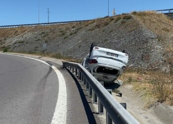 Başakşehir'de bariyerlere çarpan otomobil takla attı: 3 yaralı