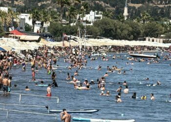 Bodrum’da sıcak havada turistlerin deniz keyfi