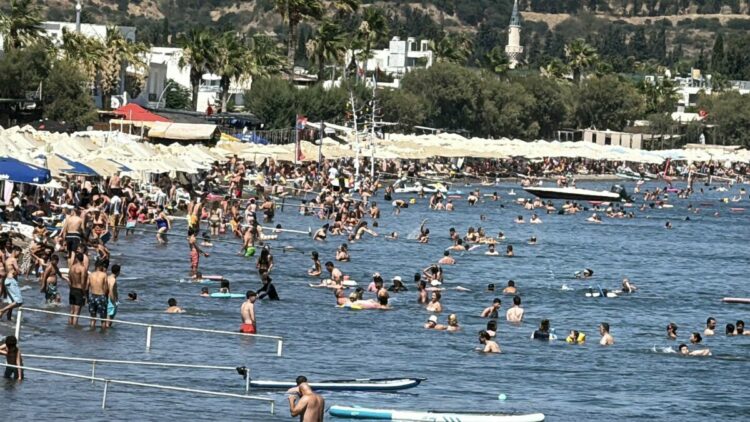 Bodrum’da sıcak havada turistlerin deniz keyfi