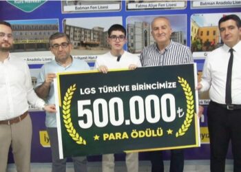 LGS'de 500 tam puan alan Muhammed'e 500 bin lira ödül