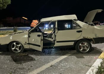 Sivas'ta otomobil karşı şeride geçip, takla attı: 1'i ağır 3 yaralı