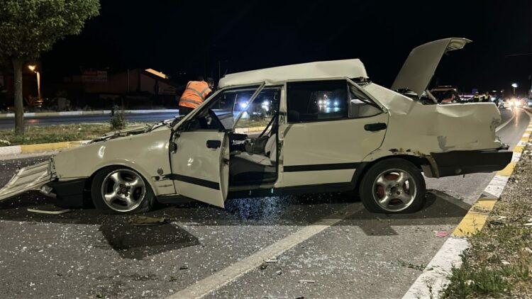 Sivas'ta otomobil karşı şeride geçip, takla attı: 1'i ağır 3 yaralı