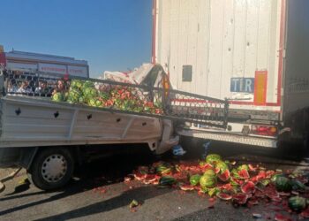 Manisa’da kamyonet, TIR’a arkadan çarptı: 1’i ağır 2 yaralı