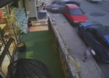 Arnavutköy'de fren yerine gaza basan sürücü kaldırımdaki kişiye çarptı; kaza kamerada