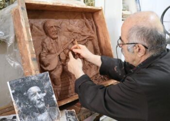 Emekli resim öğretmeninden topluma mesaj veren rölyefler