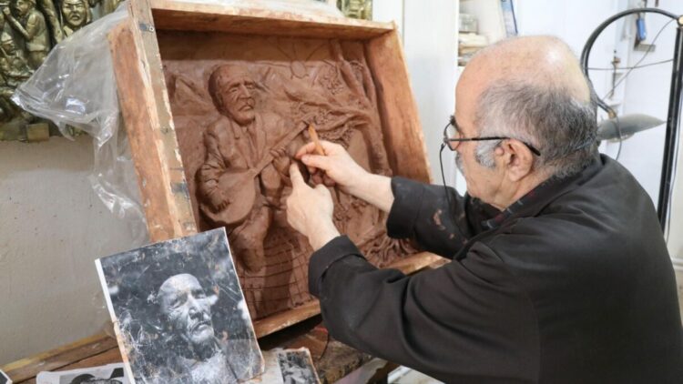 Emekli resim öğretmeninden topluma mesaj veren rölyefler