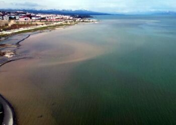 Van Gölü'nde seviye yükseldi; mikrobiyalitler yeniden su altında kaldı