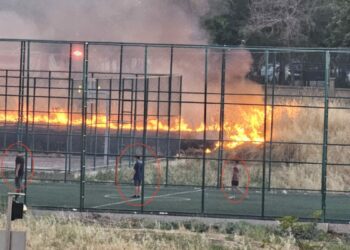 Yangına rağmen futbol oynamaya devam ettiler; o anlar kamerada