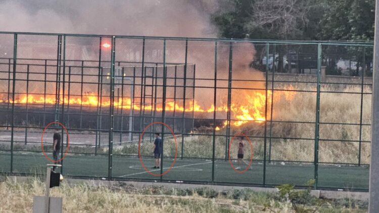Yangına rağmen futbol oynamaya devam ettiler; o anlar kamerada