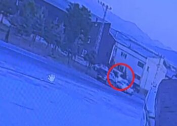 Kaza sonrası kaçmaya çalışan sürücünün minibüsle yayalara çarptığı anlar kamerada