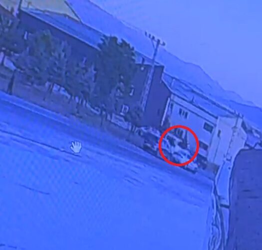 Kaza sonrası kaçmaya çalışan sürücünün minibüsle yayalara çarptığı anlar kamerada