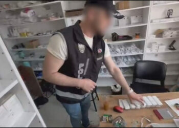 İstanbul ve Antalya'da kaçakçılık operasyonunda 9 şüpheli gözaltına alındı; binlerce cep telefonu ele geçirildi