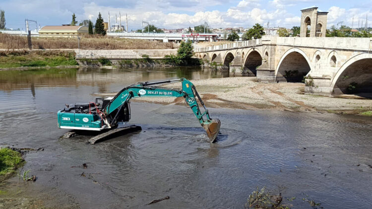 Debisi düşen Tunca Nehri’nde temizleme çalışması