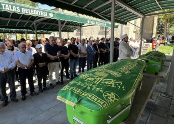 Kazada ölen uzman çavuş, eşi ve 8 aylık bebekleri toprağa verildi
