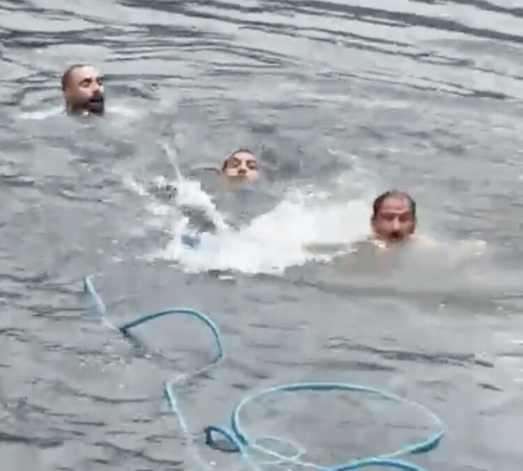 Uzungöl'e düşen turisti kurtarmak isteyen 2 kişi boğulma tehlikesi geçirdi, 1 kişi ise aranıyor