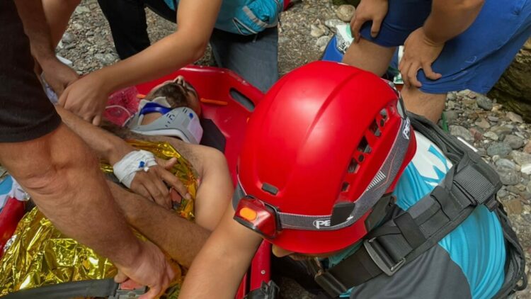 Osmaniye'de kanyonda düşen kişi, askeri helikopterle kurtarıldı