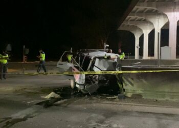 Otomobil, otoyol gişelerinin beton bariyerine çarptı: 1 ölü