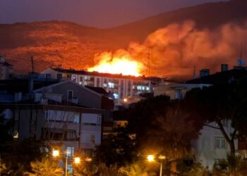 Balıkesir'de sağanak ve fırtına; sokakları su bastı, ağaçlar devrildi