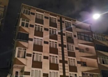 Bahçelievler’de kolonlarından sesler gelen 6 katlı apartman tahliye edildi