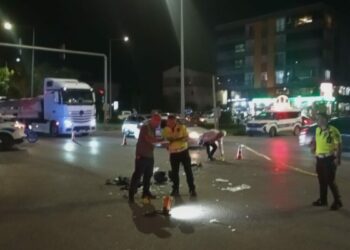 Motosiklet, hafif ticari araca çarptı; 2'si ağır, 5 yaralı