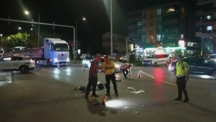 Motosiklet, hafif ticari araca çarptı; 2'si ağır, 5 yaralı