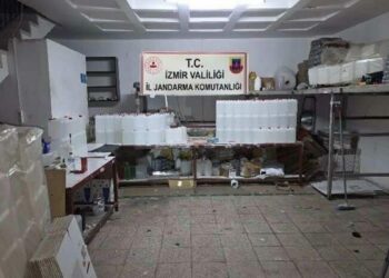 İzmir'de kaçak alkol ve tütün operasyonu