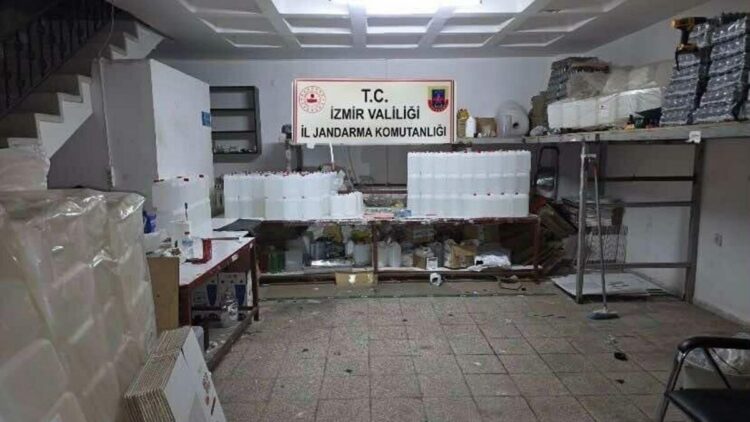 İzmir'de kaçak alkol ve tütün operasyonu
