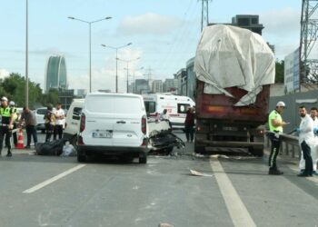 Bahçelievler'de arızalı kamyon için yolu bırakılan tuğla zincirleme kazaya neden oldu: 1 ölü