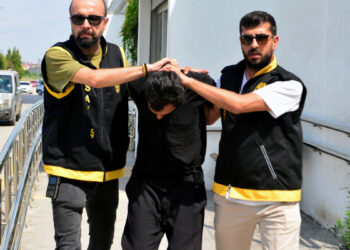 2 çocuğunun annesini kıskançlık krizine girince bıçaklamış