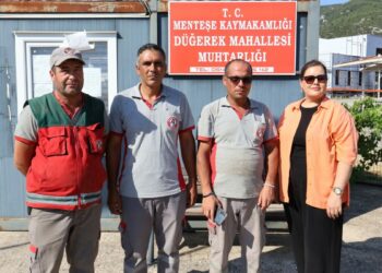 Muğla'da temizlik işçileri, buldukları içi para ve ziynet dolu çantayı sahibine ulaştırdı