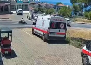 İzmir'de otomobil ile çarpışan motosikletin sürücüsü öldü; kaza kamerada