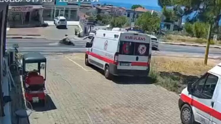 İzmir'de otomobil ile çarpışan motosikletin sürücüsü öldü; kaza kamerada