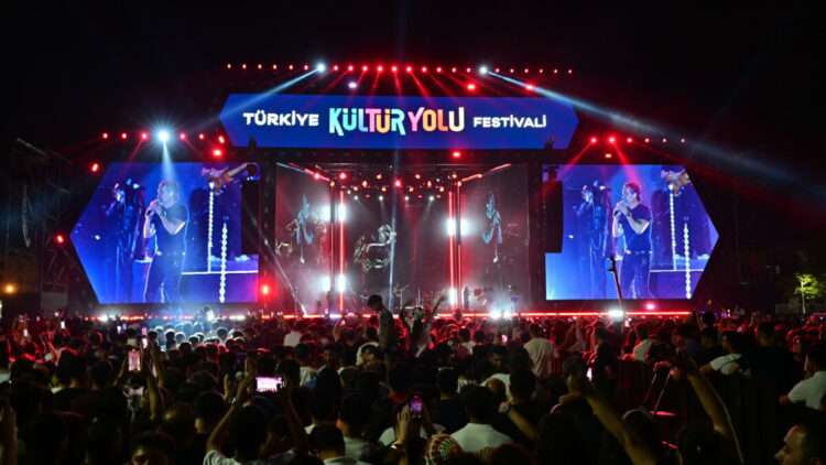 Kıraç, 'Türkiye Kültür Yolu Festivali' kapsamında Van'da konser verdi