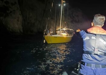 Kuşadası açıklarında sürüklenen teknedeki 2 kişi kurtarıldı