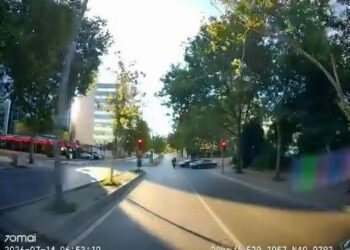 Ataşehir'de kırmızı ışıkta geçen motosiklete otomobilin çarptığı kaza kamerada