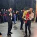 Düğünde damada kuzu hediye etti