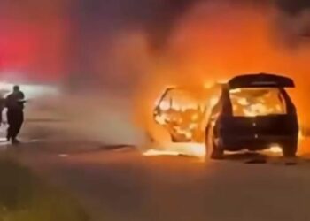 Alev alan otomobil, kullanılamaz hale geldi