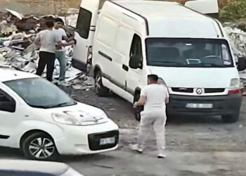 Avcılar'da kaçak moloz döken 2 araç sahibine 100 bin lira ceza