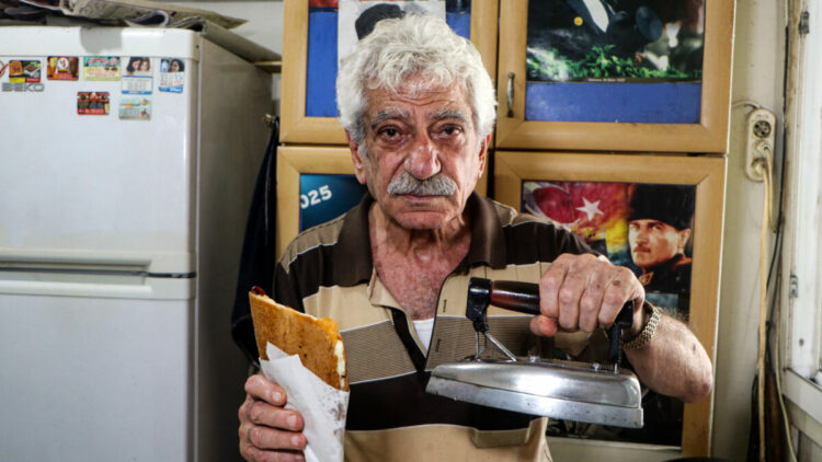 15 metrekarelik dükkanında, 50 yıldır aynı ütüyle 'ütü tostu' yapıyor
