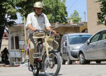 50 yaşındaki motosikletini yazın kullanıyor, kışın kapalı garajda saklıyor