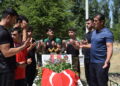 Şampiyon sporcular, şehit polis memurunun mezarına madalyalarını bırakıp, dua etti