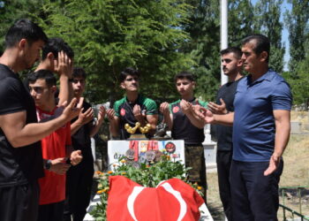 Şampiyon sporcular, şehit polis memurunun mezarına madalyalarını bırakıp, dua etti