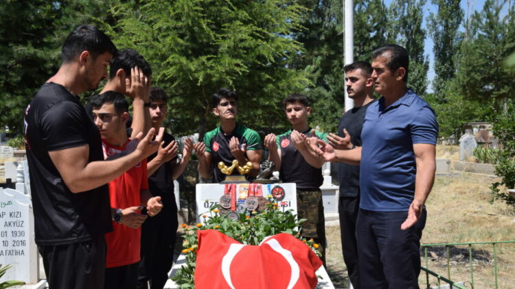 Şampiyon sporcular, şehit polis memurunun mezarına madalyalarını bırakıp, dua etti