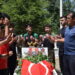 Şampiyon sporcular, şehit polis memurunun mezarına madalyalarını bırakıp, dua etti